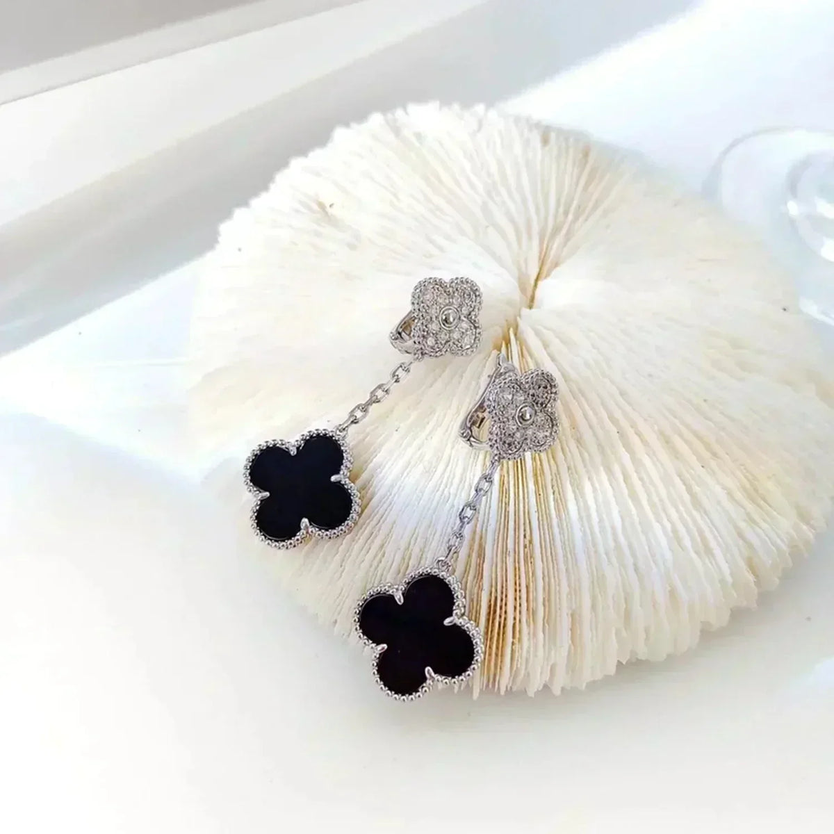 ??MIRA?¡¥CLOVER 2 MOTIFS  DIAMOND ONYX EARRINGS SILVER