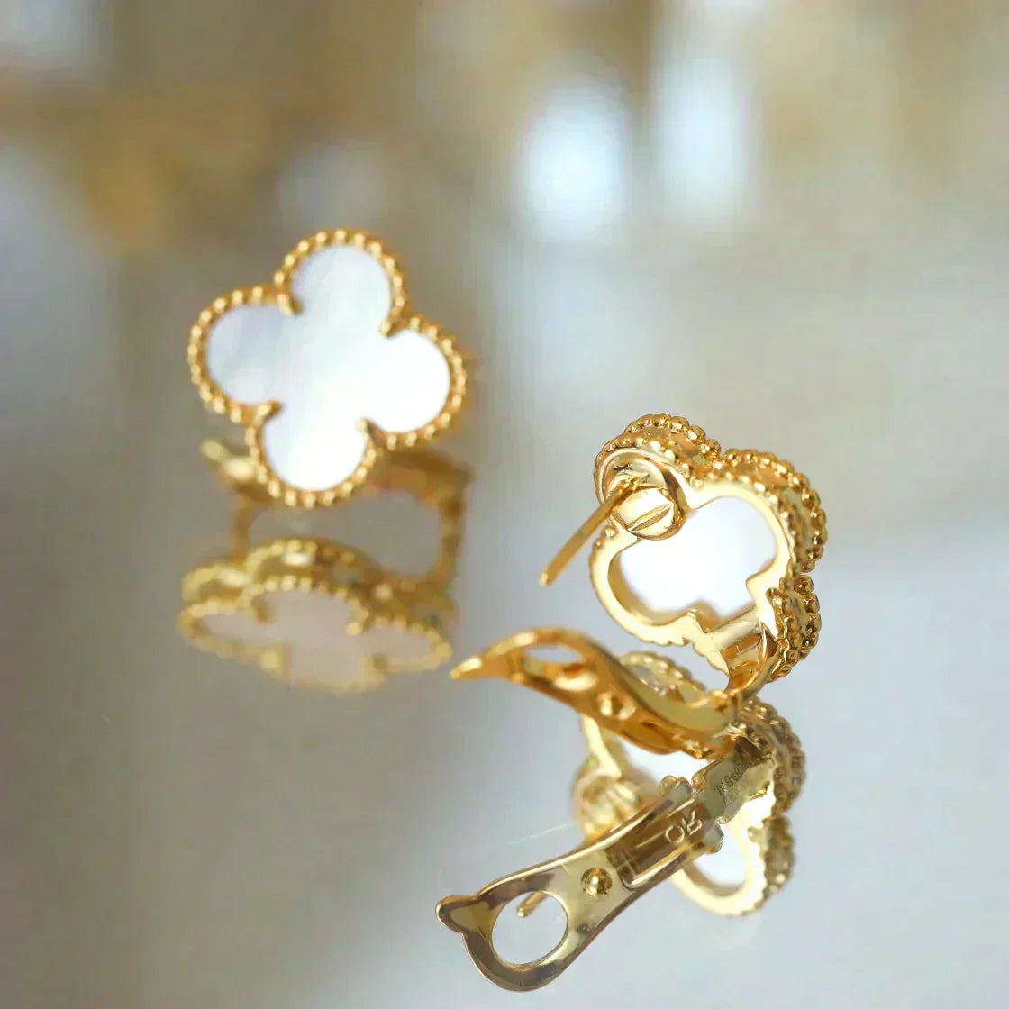 ??MIRA?¡¥CLOVER MEDIUM 1 MOTIFS  WHITE MOP STUD EARRINGS