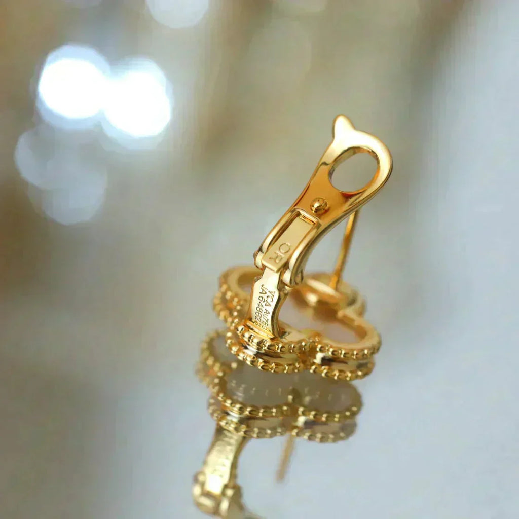??MIRA?¡¥CLOVER MEDIUM 1 MOTIFS  WHITE MOP STUD EARRINGS