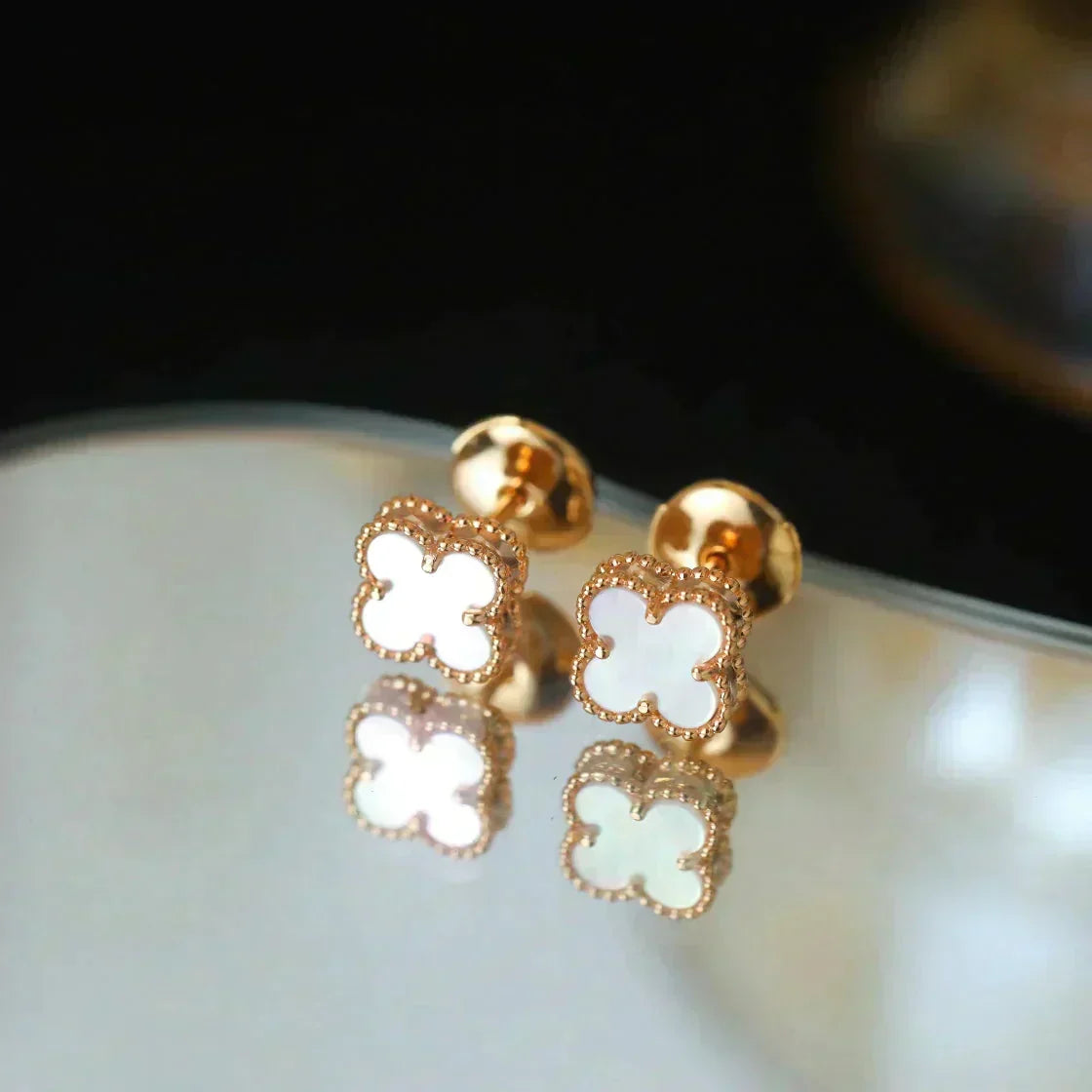 ??MIRA?¡¥CLOVER MINI 9.5MM WHITE MOP EARRINGS