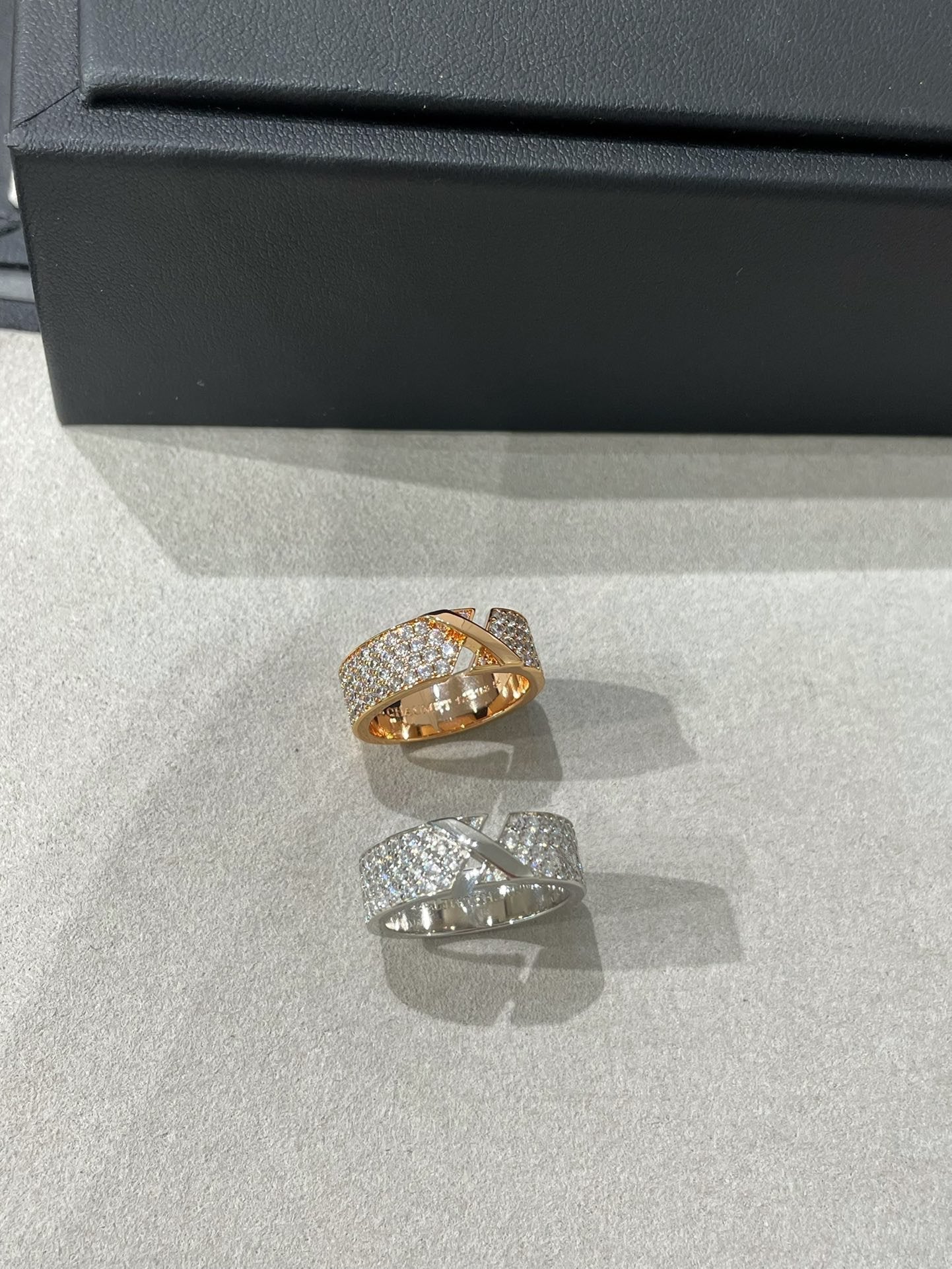 ??MIRA?¡¥LIENS EVIDENCE  DIAMOND PAVED RING