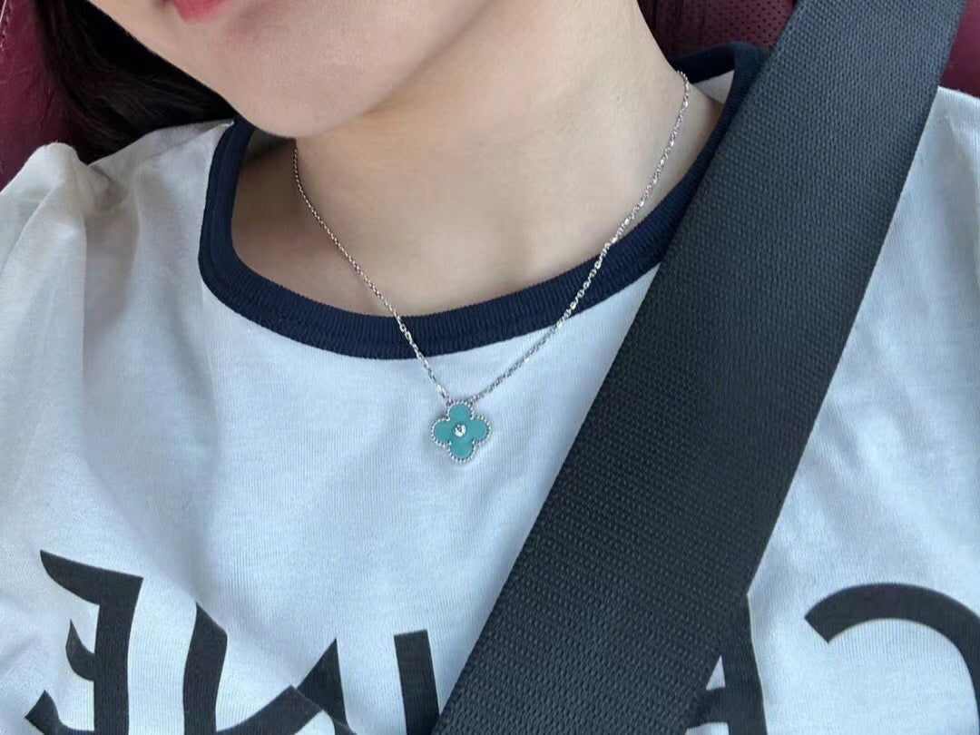 ??MIRA?¡¥CLOVER 1 DIAMOND LIGHT BLUE SILVER NECKLACE