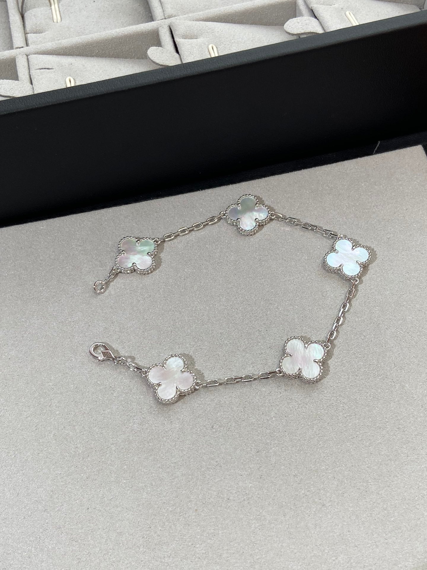 [MIRA]New CLOVER WHITE PEARL MOP 5 MOTIF BRACELET COLLECTION