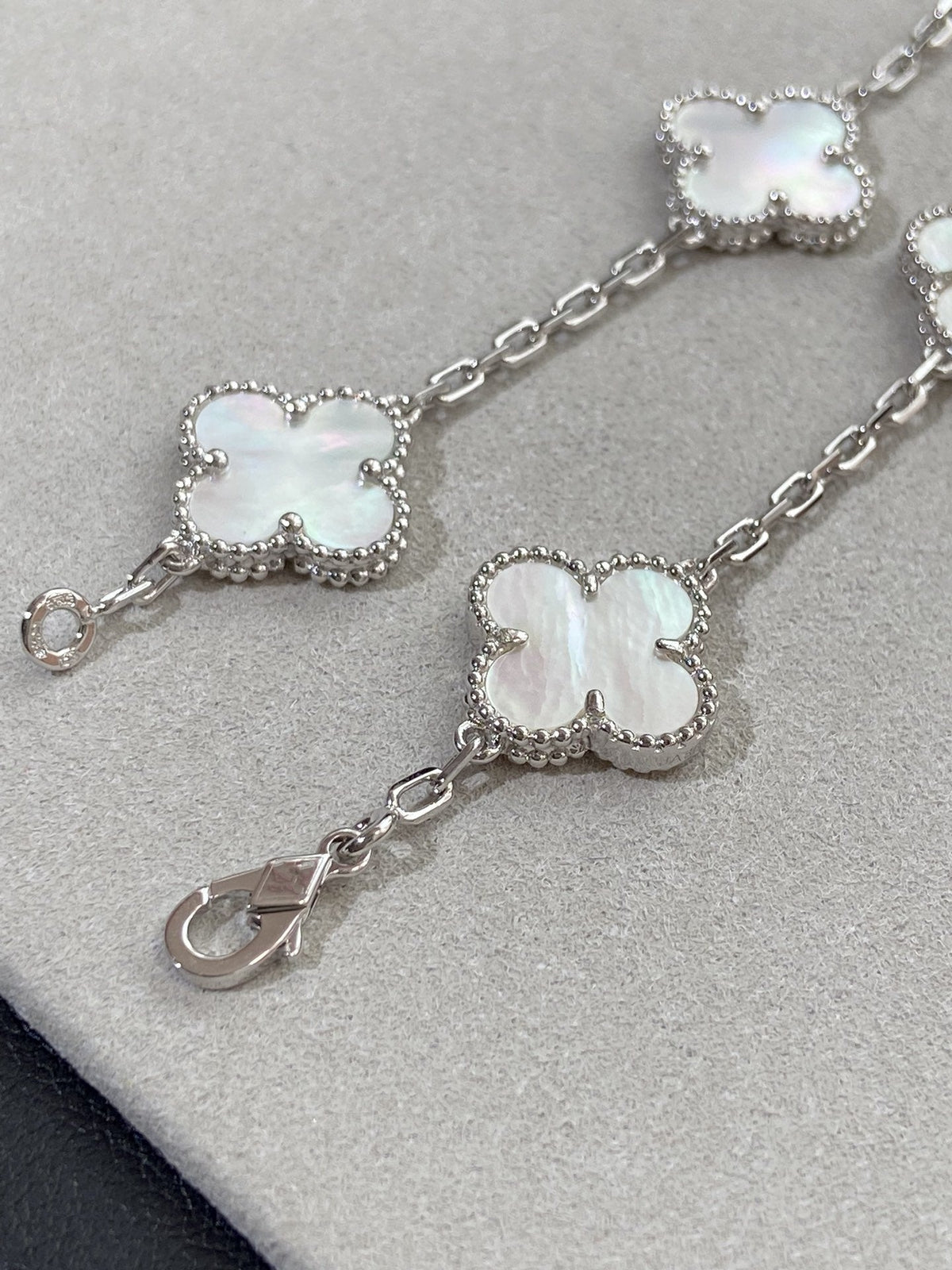 [MIRA]New CLOVER WHITE PEARL MOP 5 MOTIF BRACELET COLLECTION