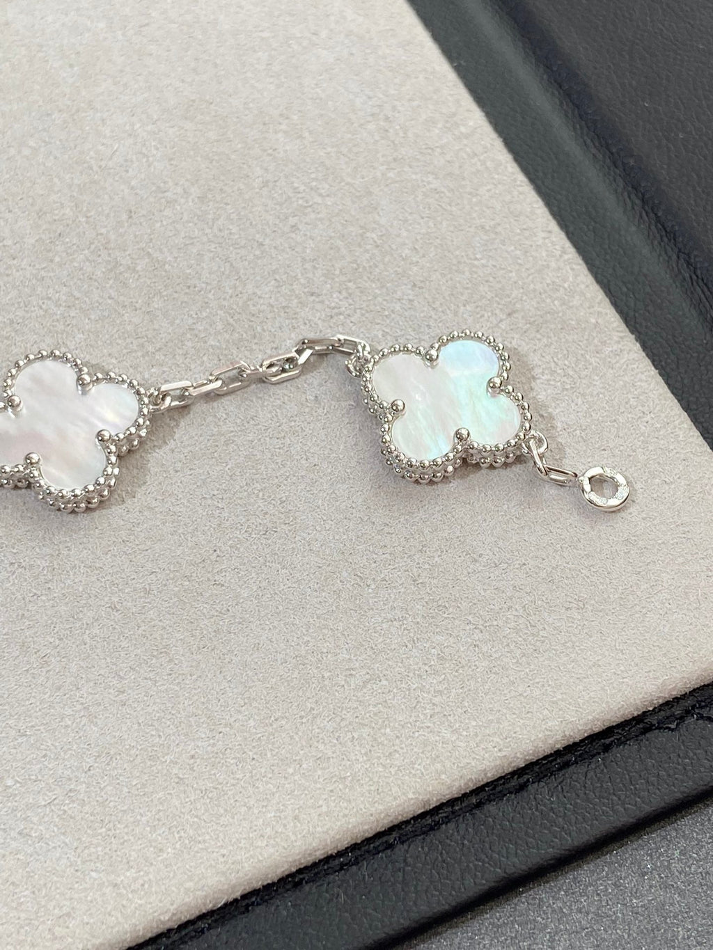 [MIRA]New CLOVER WHITE PEARL MOP 5 MOTIF BRACELET COLLECTION