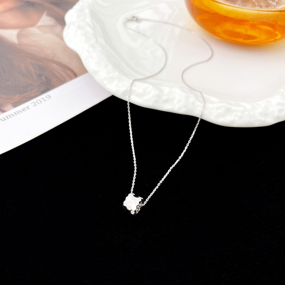 ??MIRA?¡¥BEE MINI PEDANT DIAMOND NECKLACE