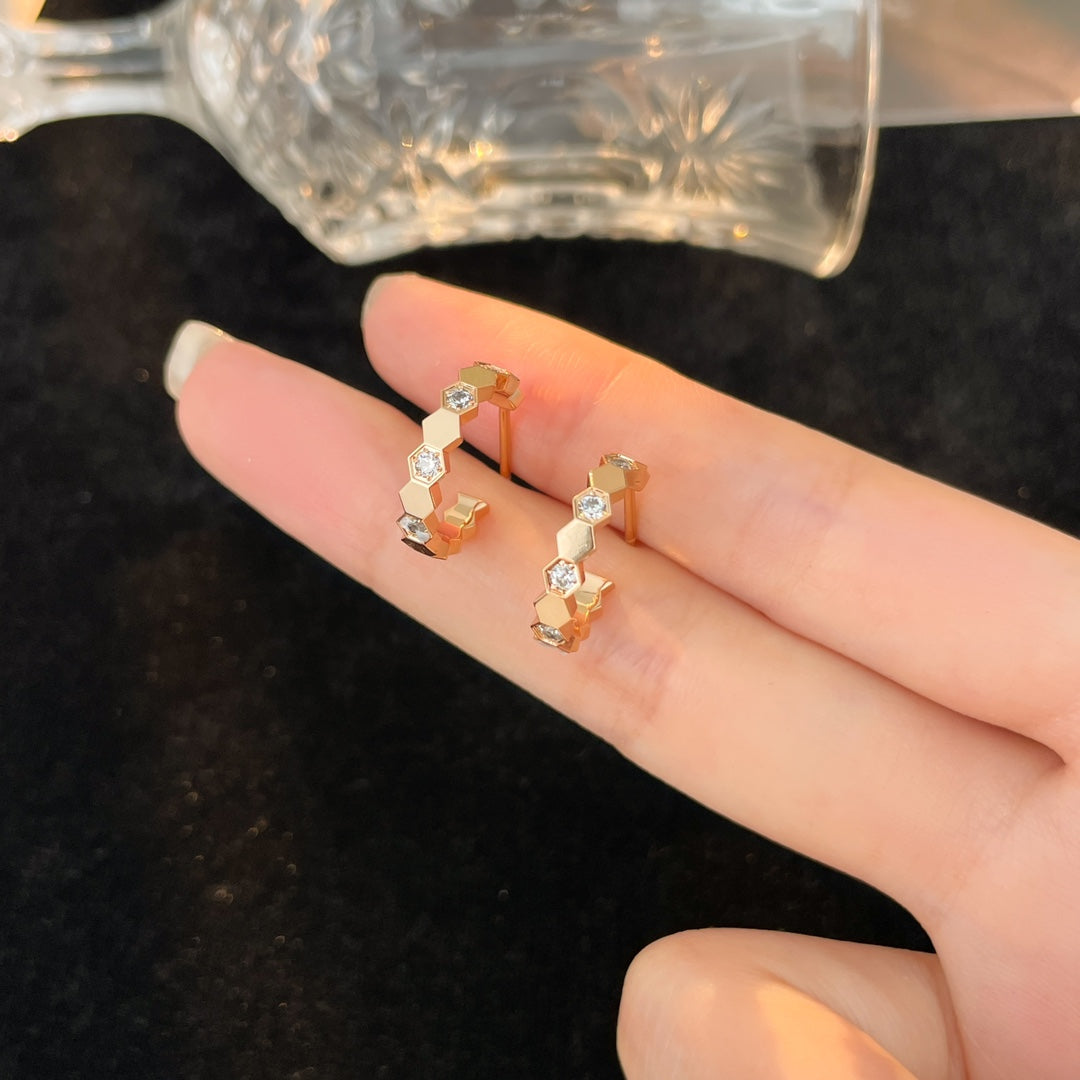 ??MIRA?¡¥BEE LOVE DIAMOND HOOP EARRINGS