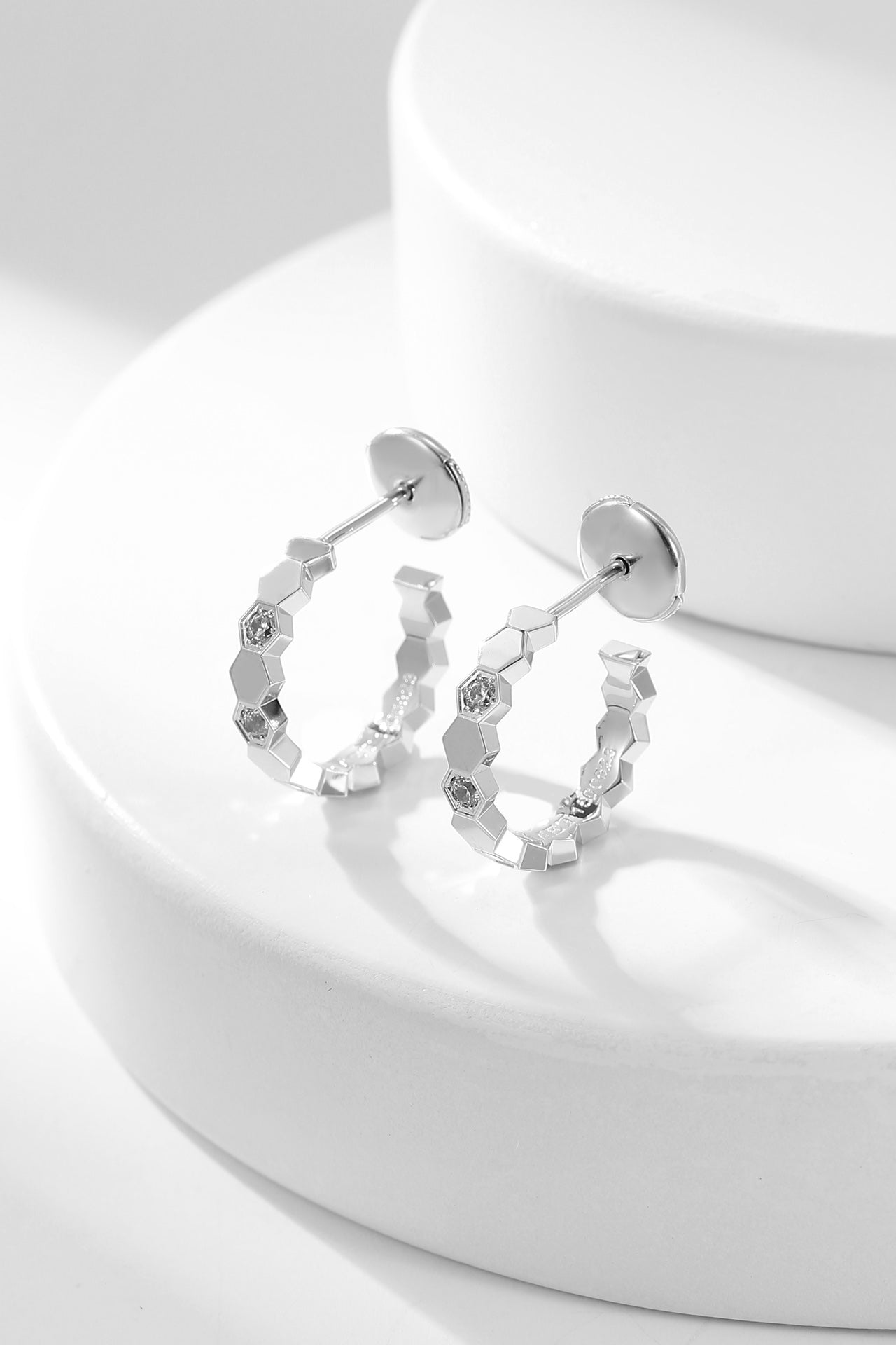 ??MIRA?¡¥BEE LOVE DIAMOND HOOP EARRINGS
