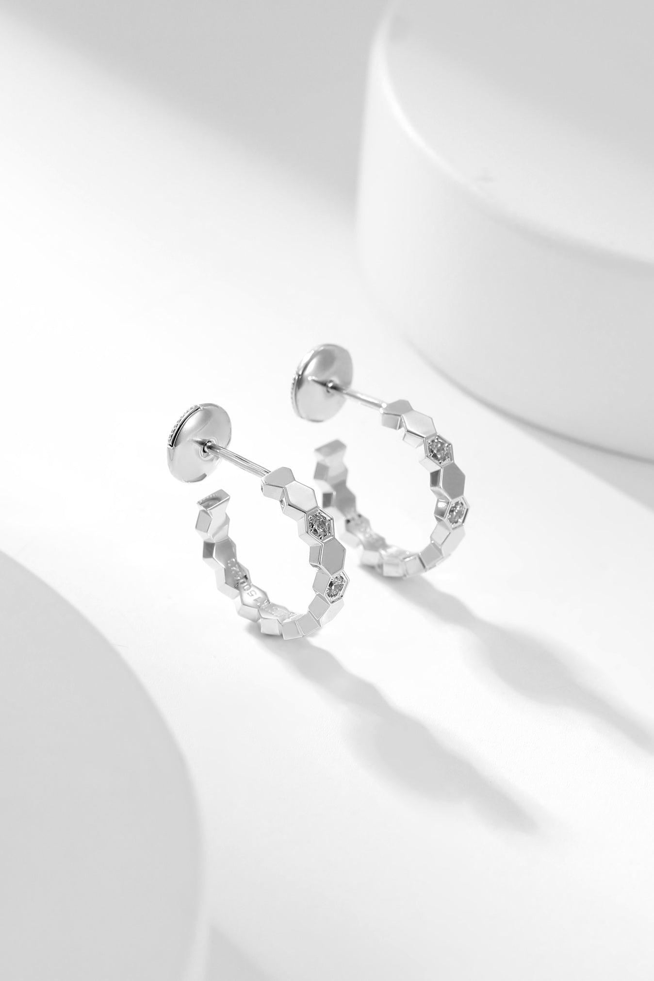 ??MIRA?¡¥BEE LOVE DIAMOND HOOP EARRINGS