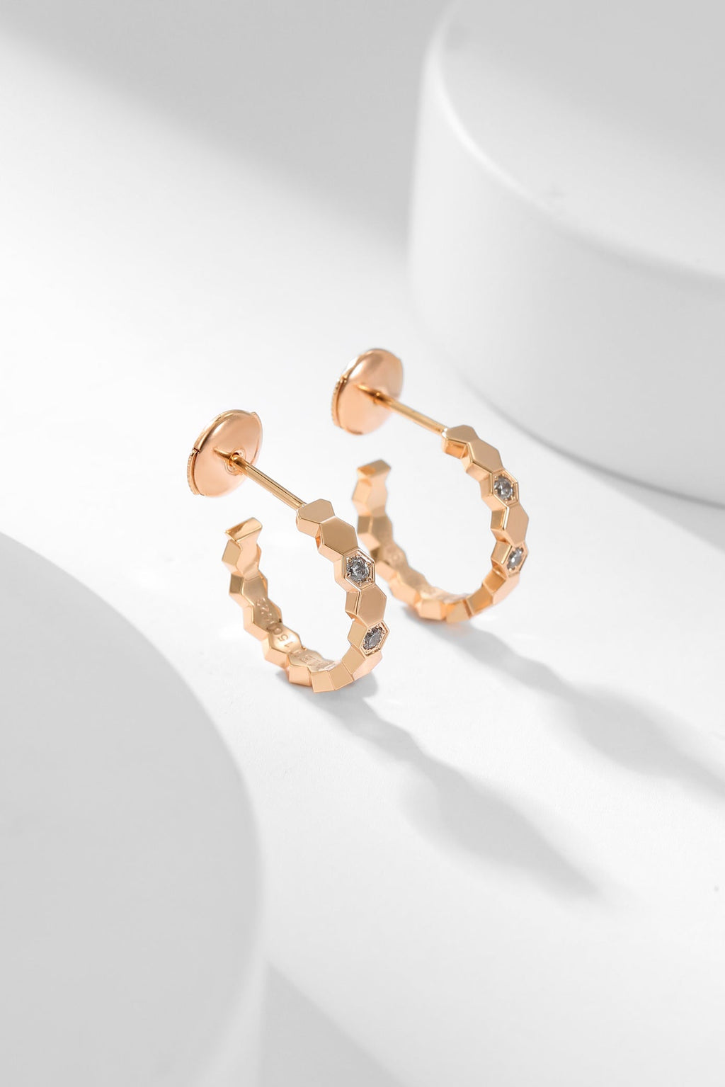 ??MIRA?¡¥BEE LOVE DIAMOND HOOP EARRINGS