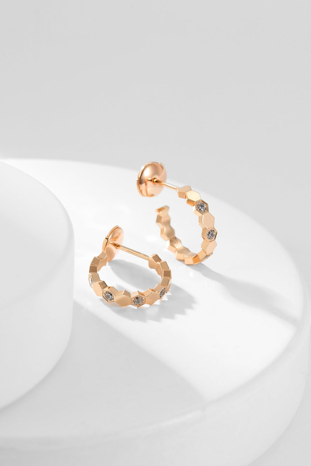 ??MIRA?¡¥BEE LOVE DIAMOND HOOP EARRINGS