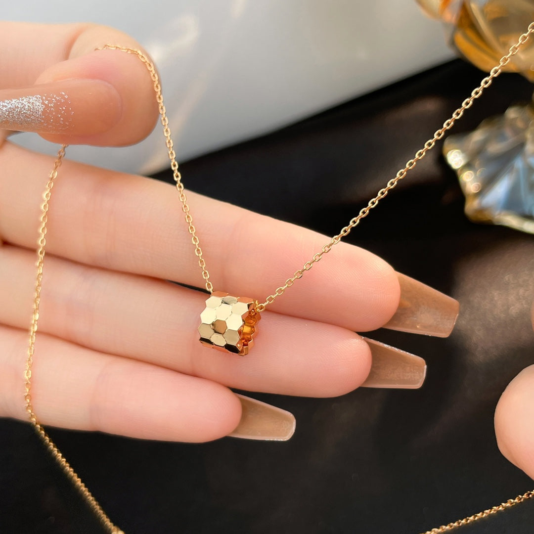 ??MIRA?¡¥BEE MINI NECKLACE