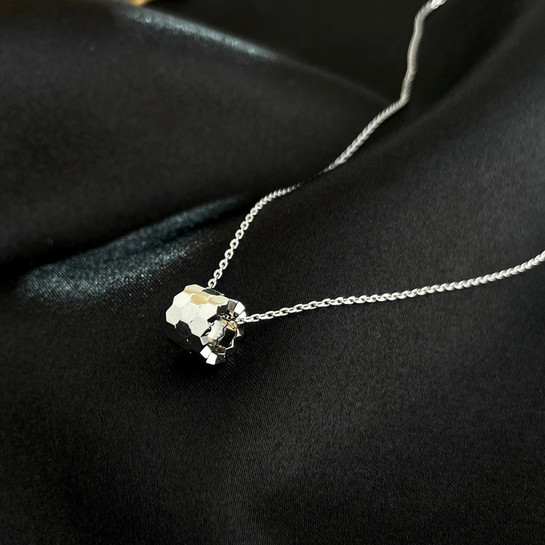 ??MIRA?¡¥BEE MINI NECKLACE