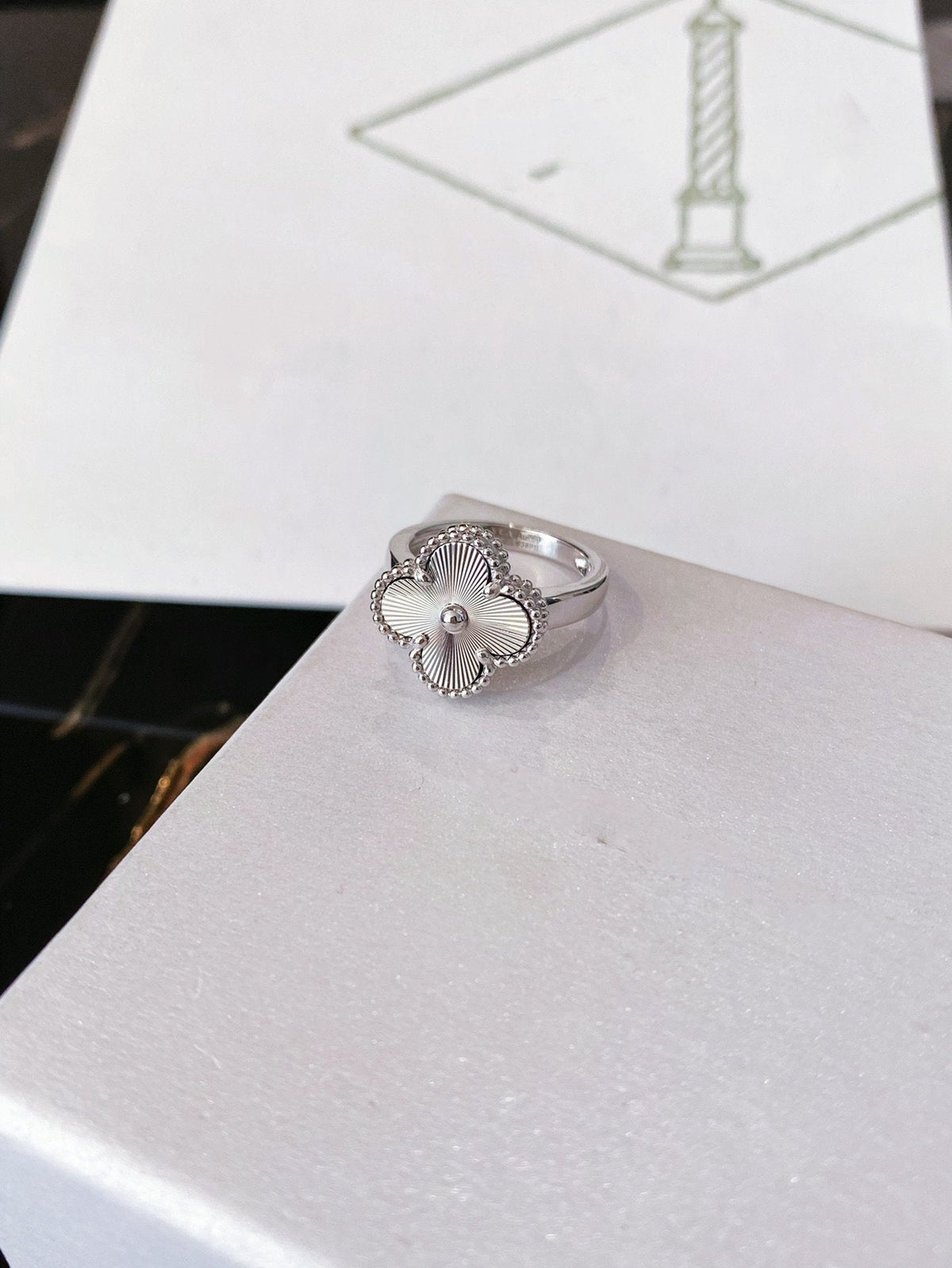??MIRA?¡¥CLOVER SILVER RING