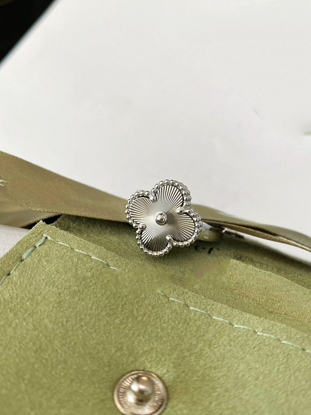 ??MIRA?¡¥CLOVER SILVER RING
