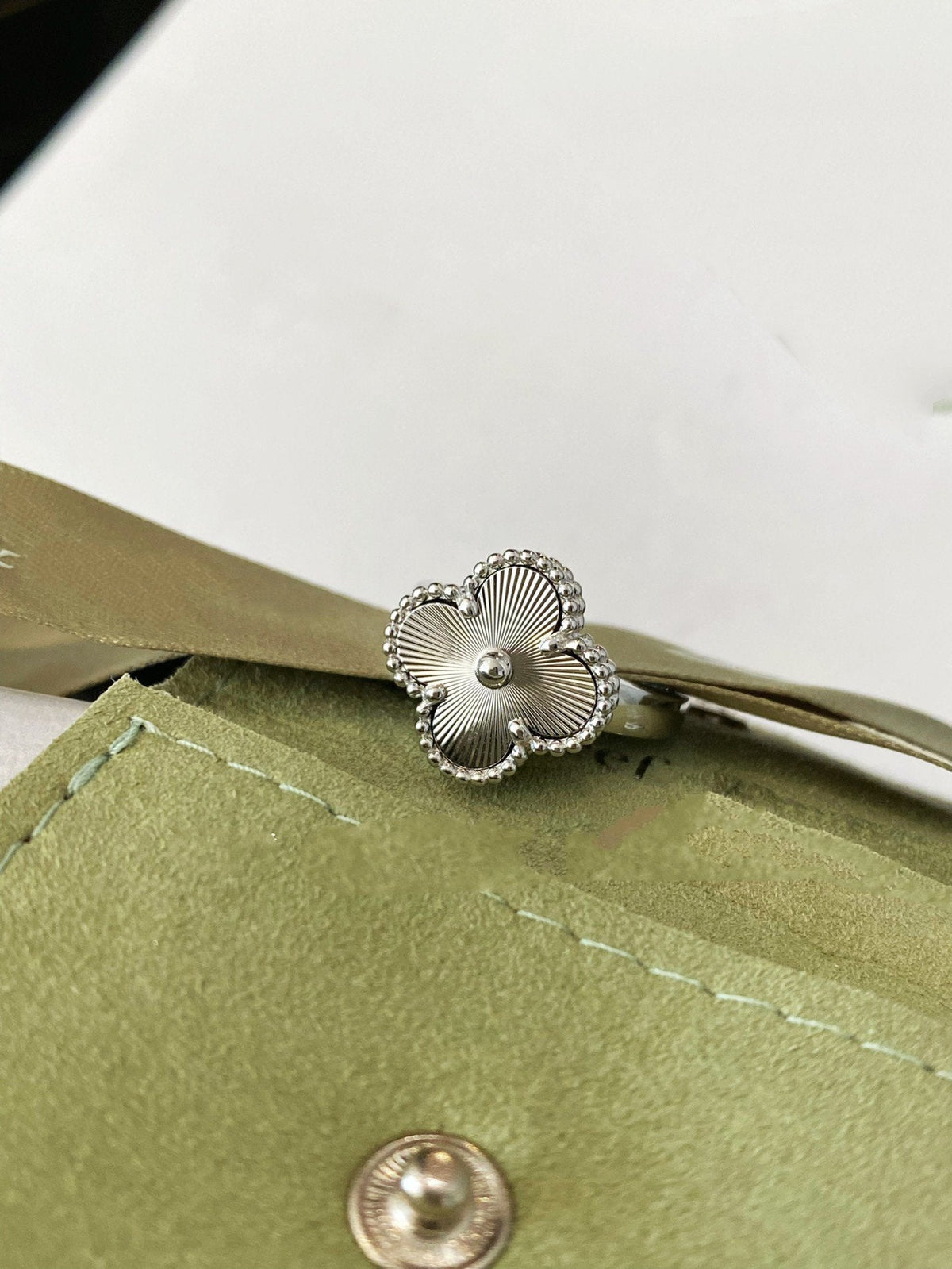 ??MIRA?¡¥CLOVER SILVER RING