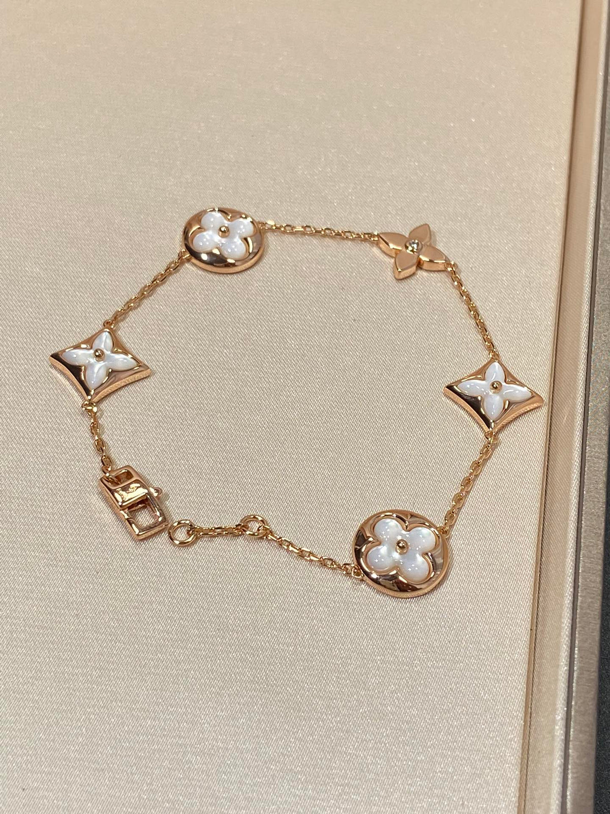 ??MIRA?¡¥STAR AND SUN 5 MOTIF MOP PINK GOLD BRACELET