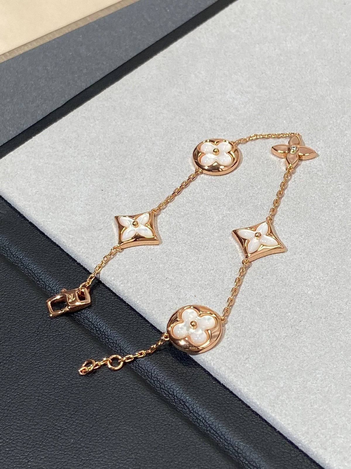 ??MIRA?¡¥STAR AND SUN 5 MOTIF MOP PINK GOLD BRACELET