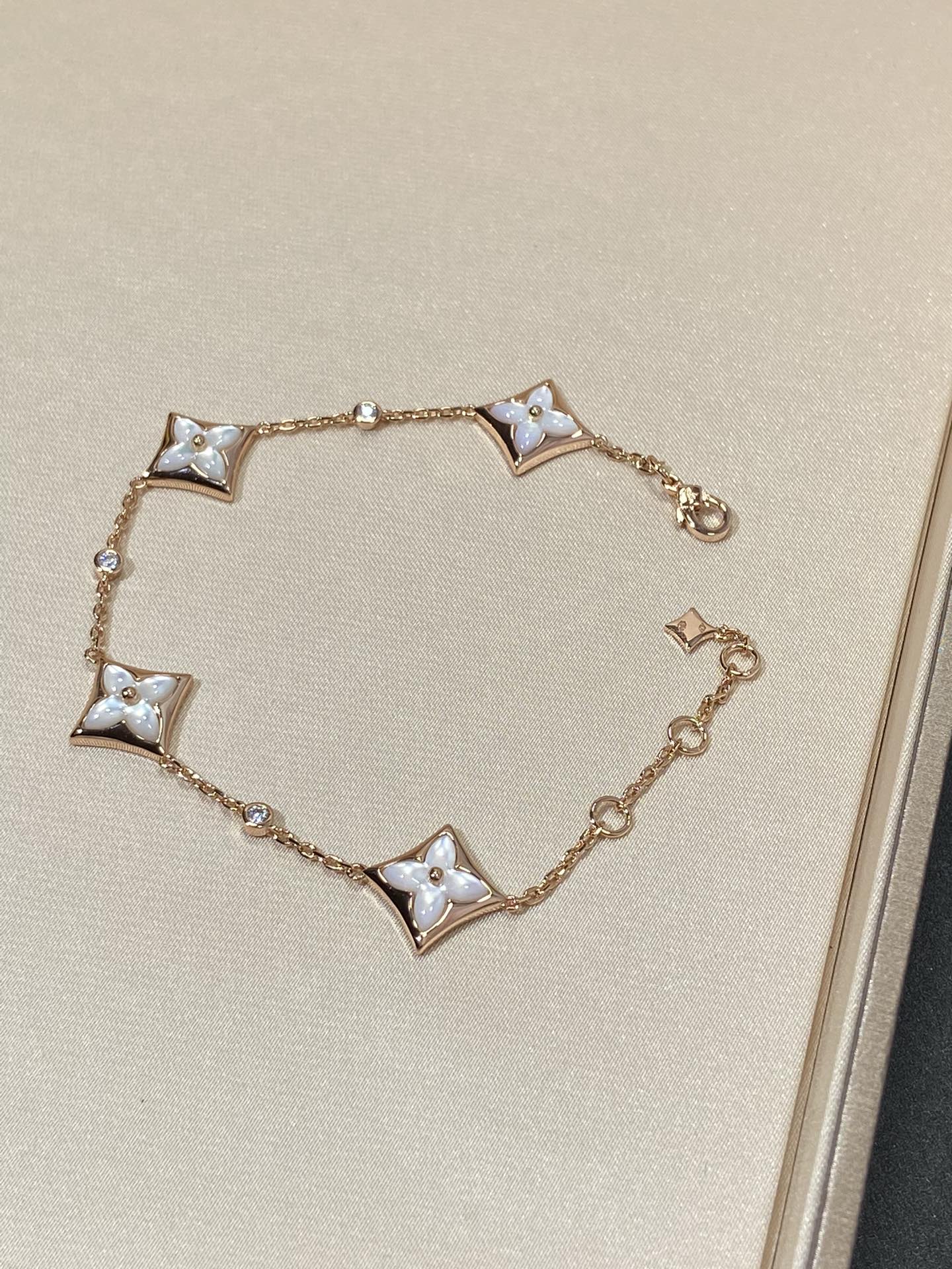 ??MIRA?¡¥STAR 4 MOTIF MOP DIAMOND PINK GOLD BRACELET