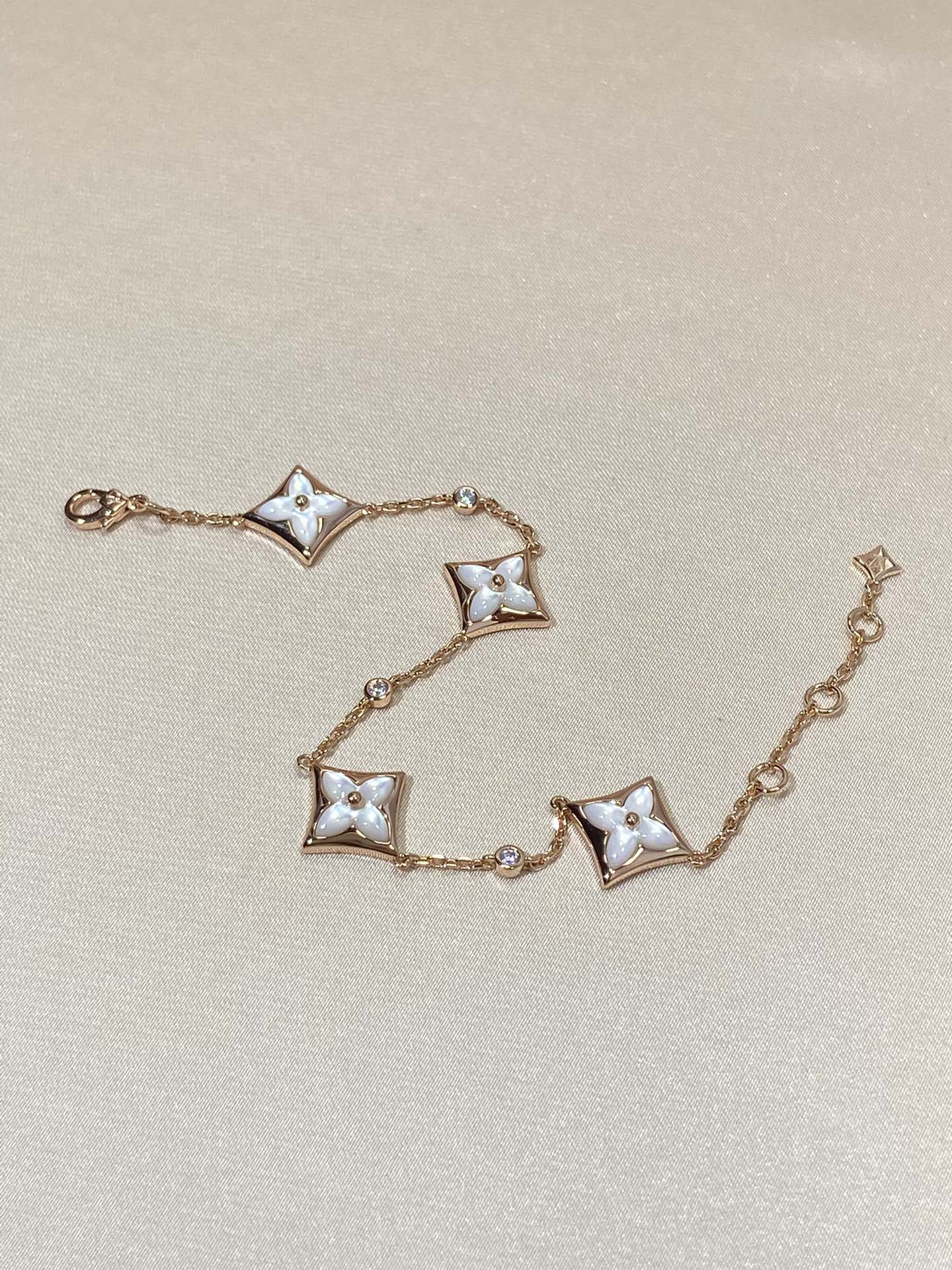 ??MIRA?¡¥STAR 4 MOTIF MOP DIAMOND PINK GOLD BRACELET