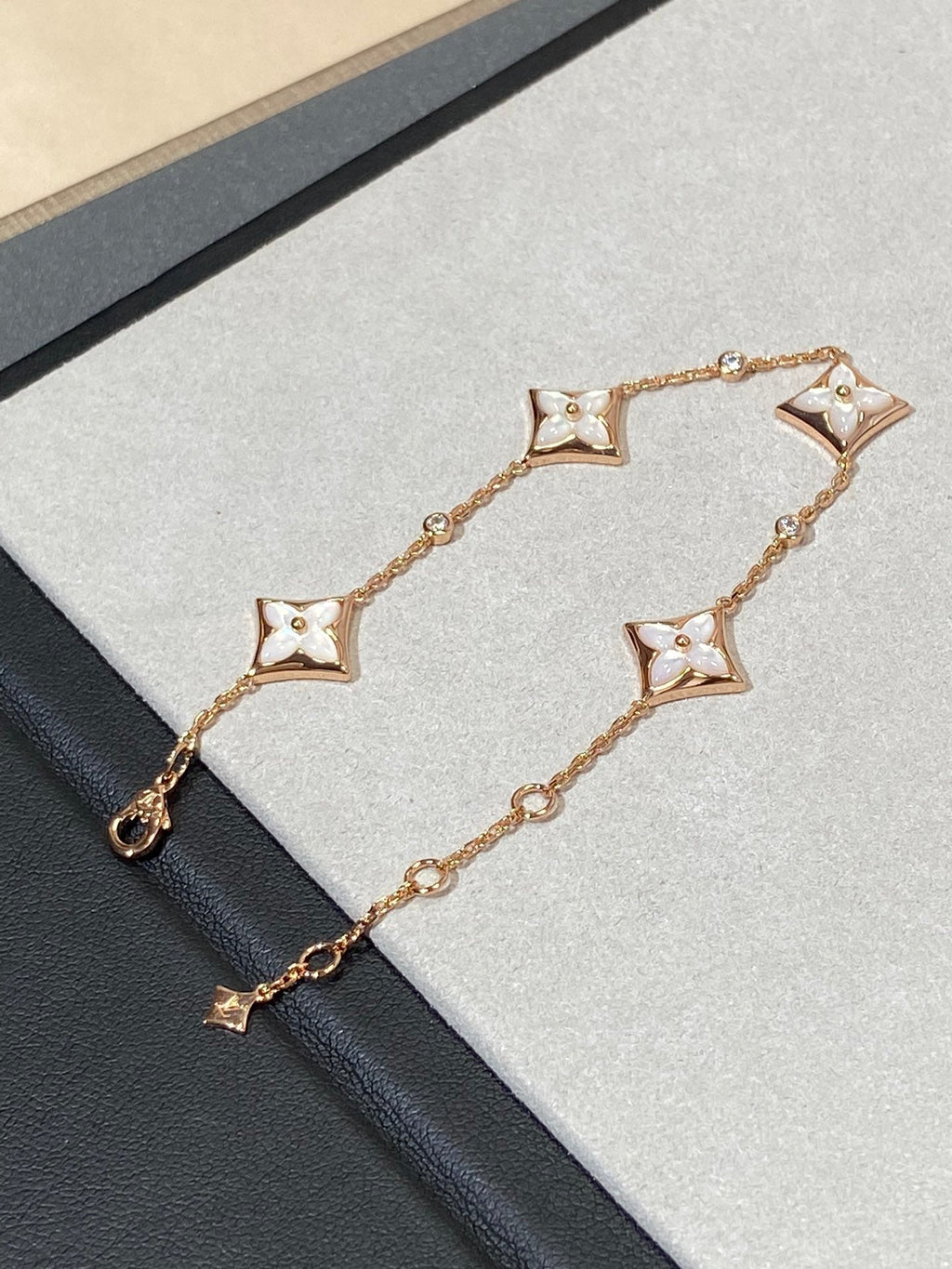 ??MIRA?¡¥STAR 4 MOTIF MOP DIAMOND PINK GOLD BRACELET