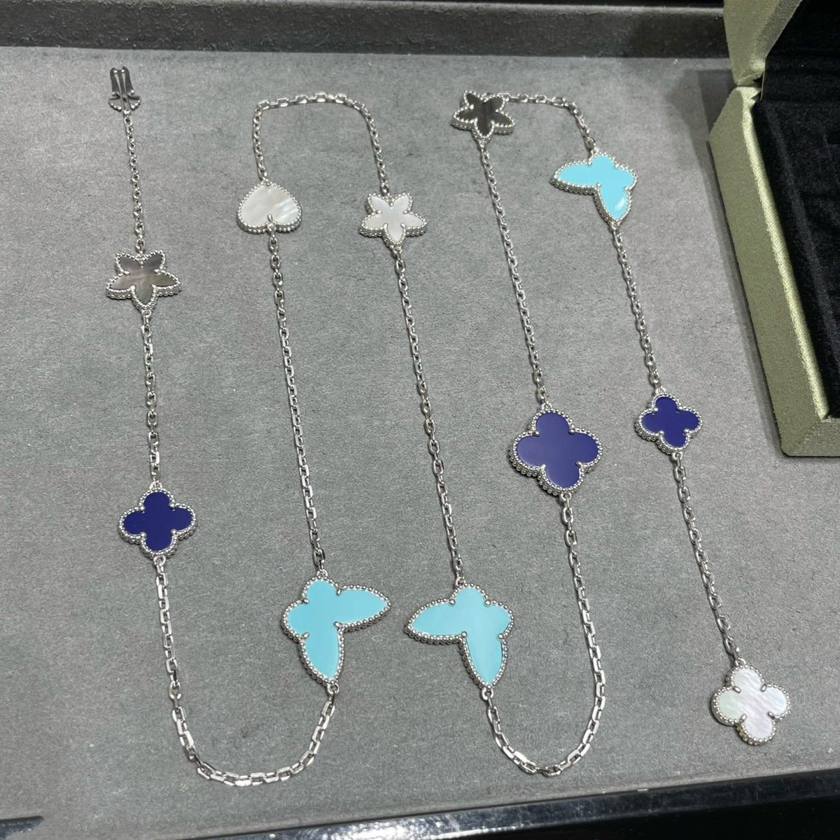 ??MIRA?¡¥LUCKY CLOVER SILVER 11 MOTIF NECKLACE