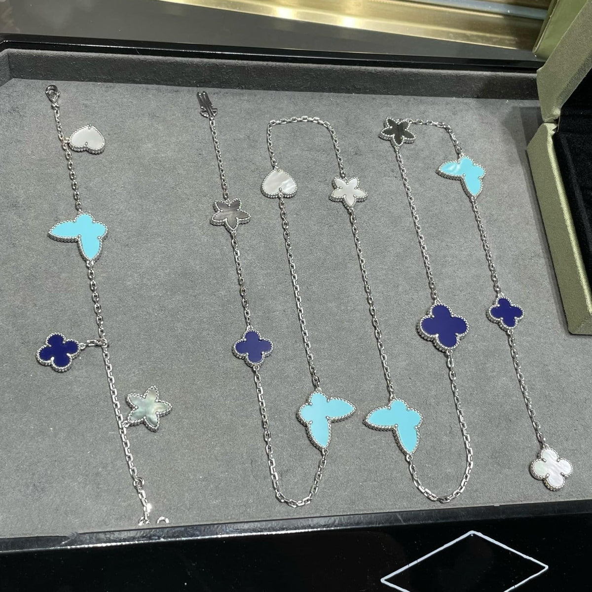 ??MIRA?¡¥LUCKY CLOVER SILVER 11 MOTIF NECKLACE