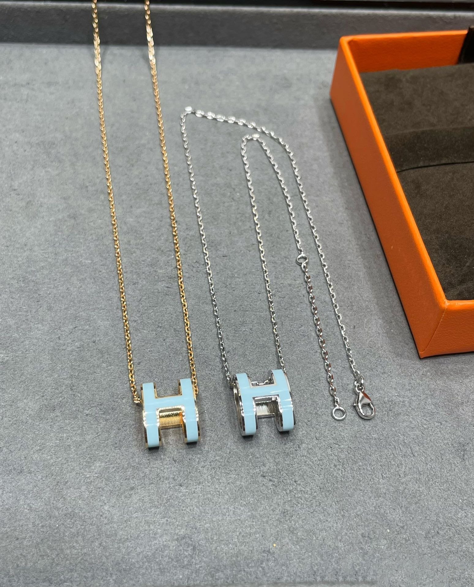 ??MIRA?¡¥POP H SKY BLUE NECKLACE