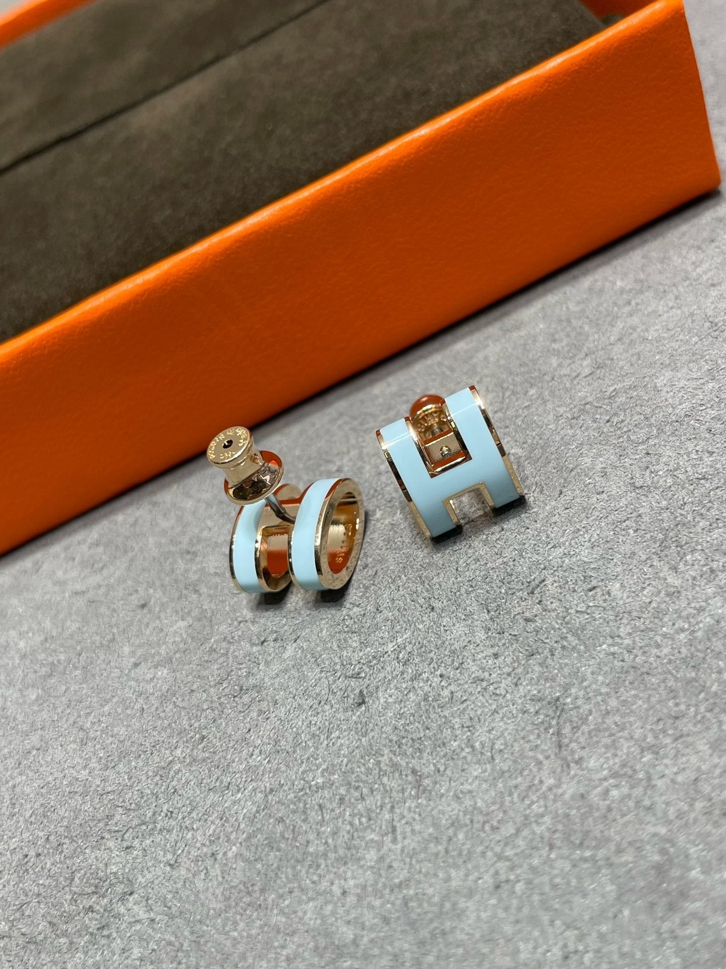 ??MIRA?¡¥POP H SKY BLUE STUD EARRINGS