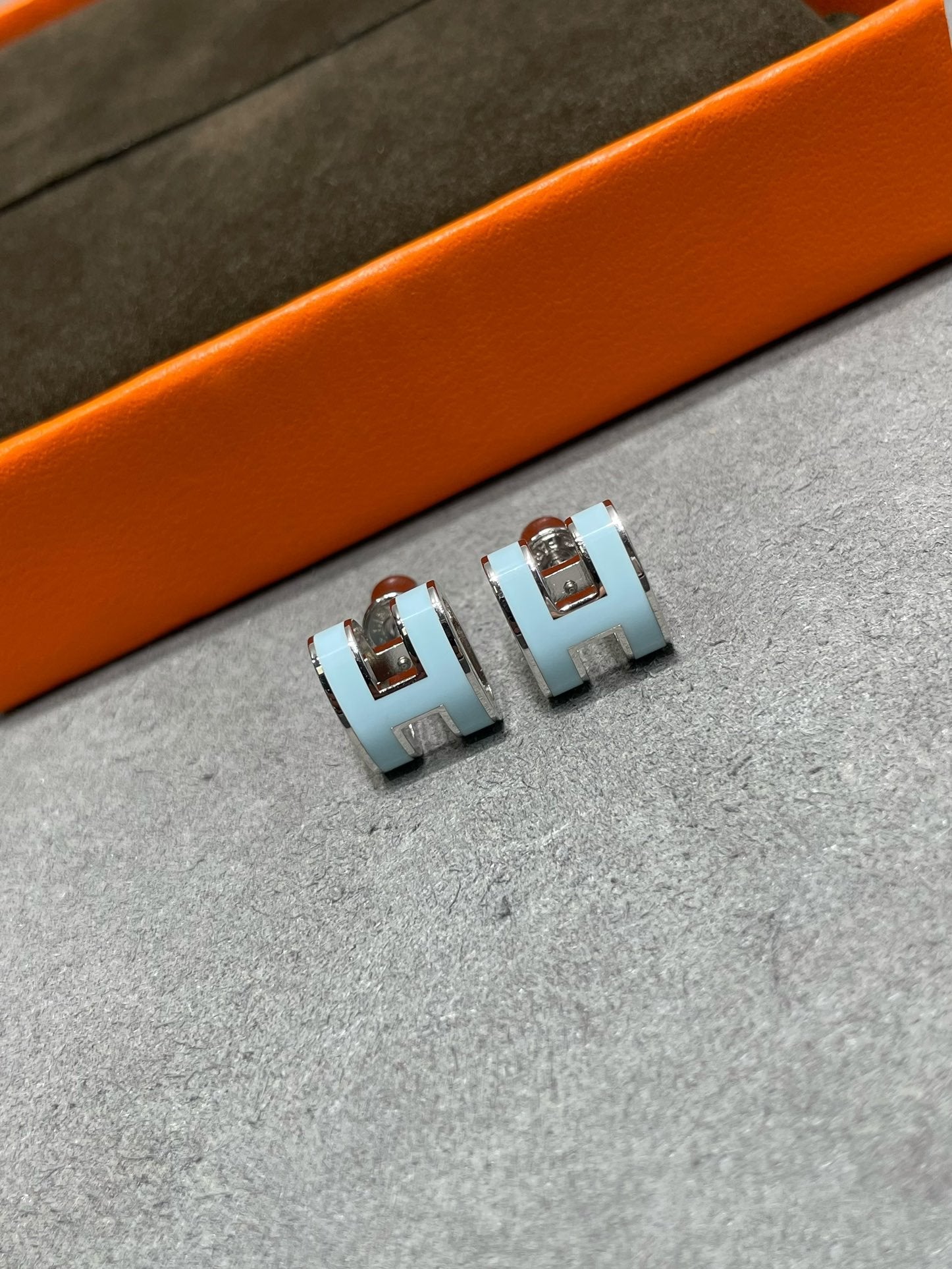 ??MIRA?¡¥POP H SKY BLUE STUD EARRINGS