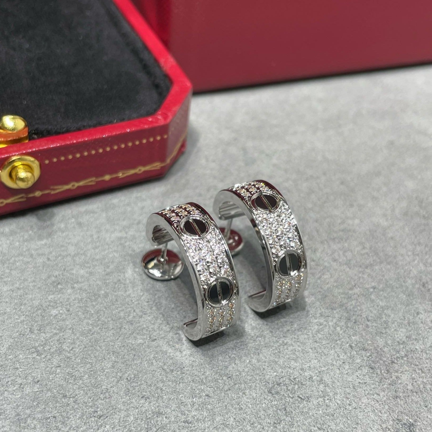 ??MIRA?¡¥LOVE CERAMIC DIAMOND PAVED SILVER EARRINGS