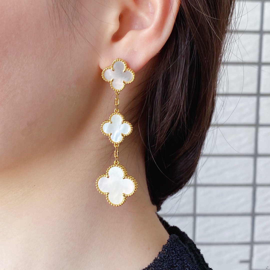??MIRA?¡¥CLOVER MOP 3 MOTIFS GOLD EARRINGS