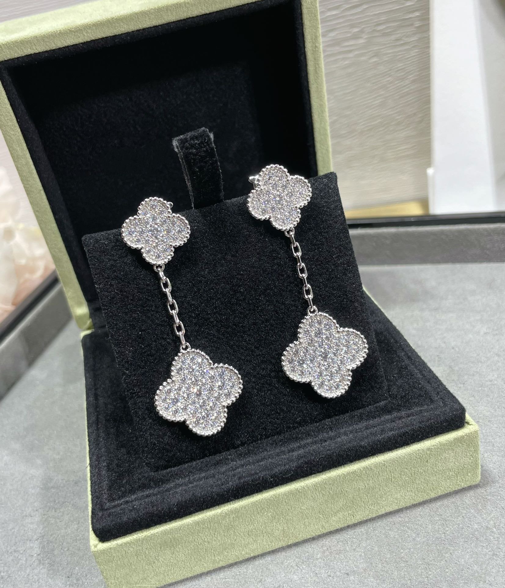 ??MIRA?¡¥CLOVER 2 MOTIFS DIAMOND PAVED SILVER EARRINGS