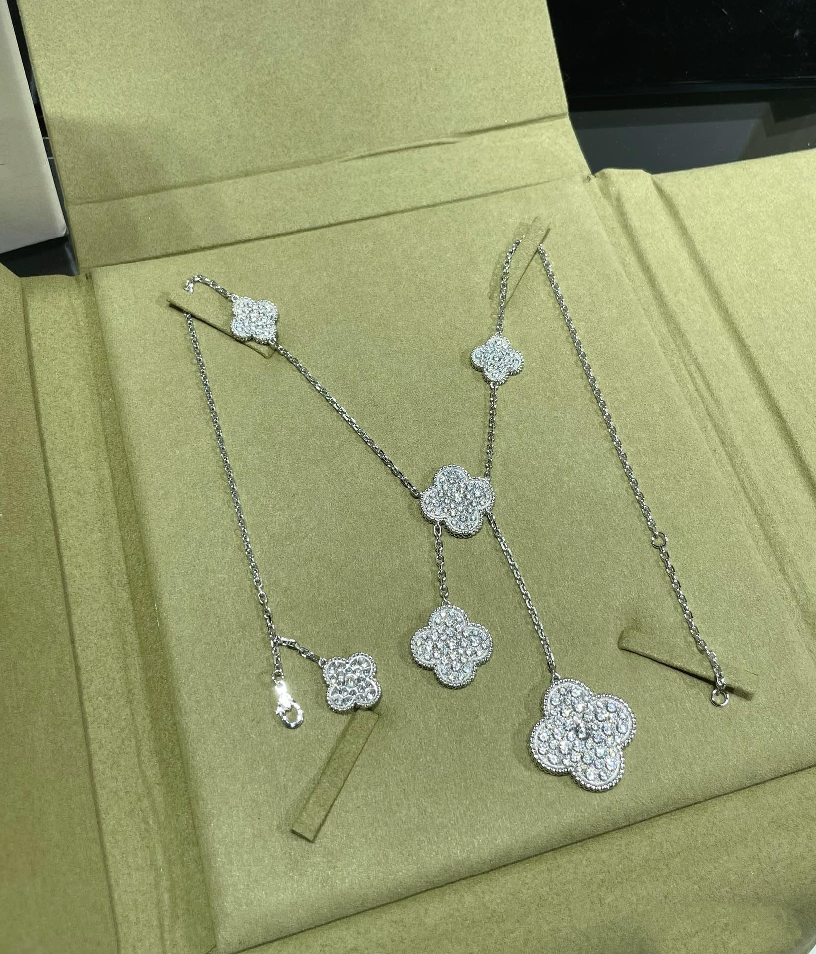 ??MIRA?¡¥CLOVER 6 MOTIF DIAMOND PAVED NECKLACE