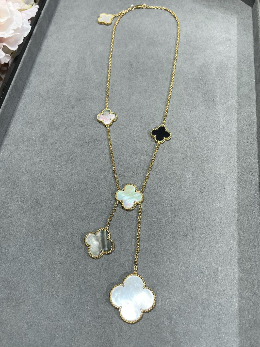 ??MIRA?¡¥CLOVER 6 MOTIF MOP ONYX GOLD NECKLACE