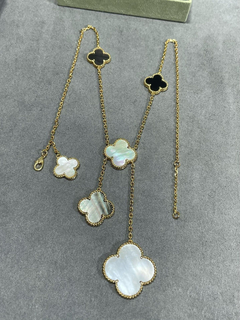 ??MIRA?¡¥CLOVER 6 MOTIF MOP ONYX GOLD NECKLACE