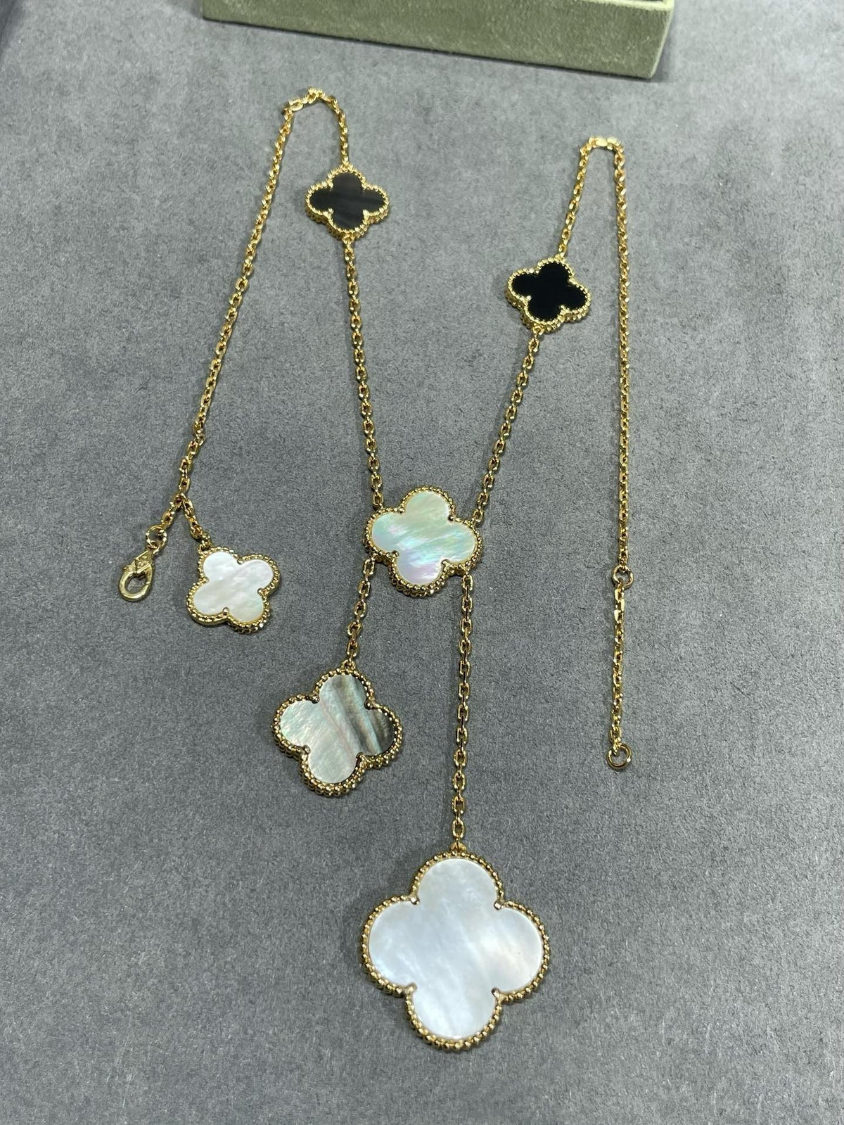 ??MIRA?¡¥CLOVER 6 MOTIF MOP ONYX GOLD NECKLACE
