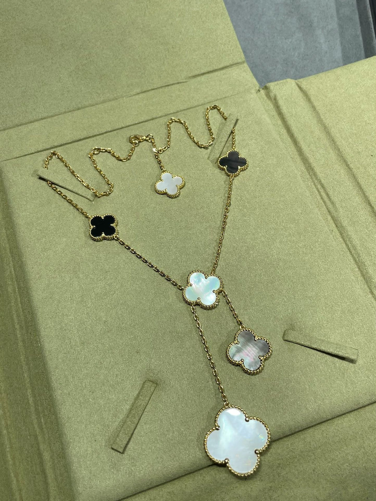 ??MIRA?¡¥CLOVER 6 MOTIF MOP ONYX GOLD NECKLACE