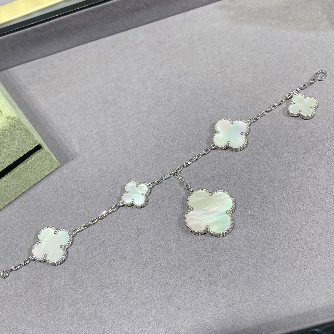 ??MIRA?¡¥CLOVER 5 MOTIF WHITE MOP SILVER BRACELET