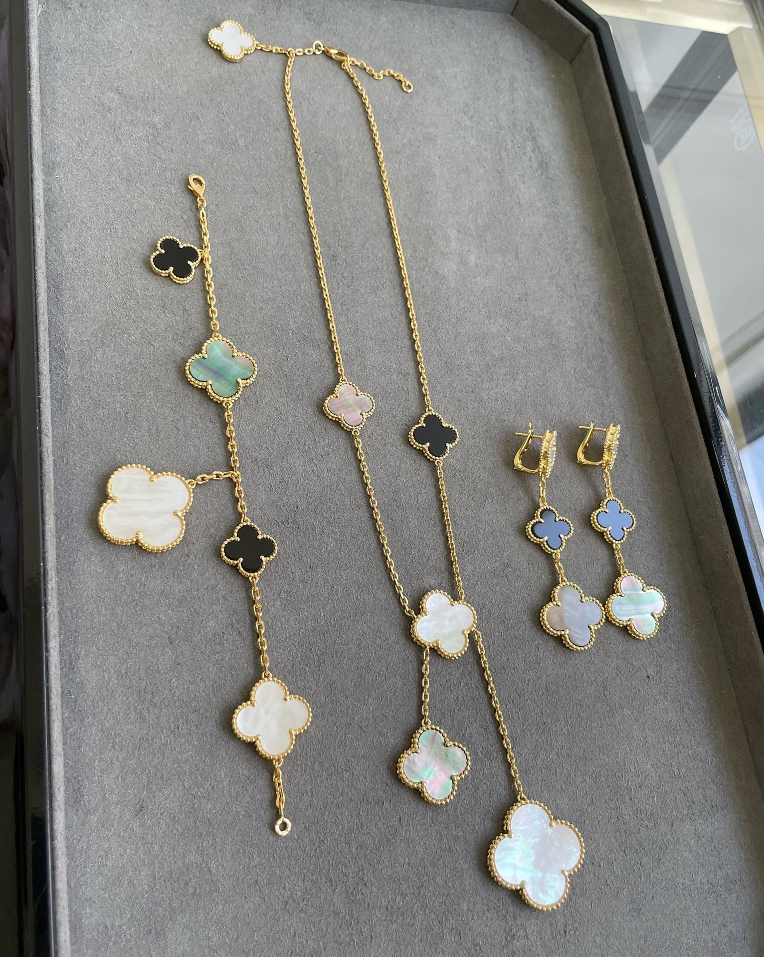 ??MIRA?¡¥CLOVER 3 MOTIF MOP ONYX DARK MOP PINK GOLD EARRINGS