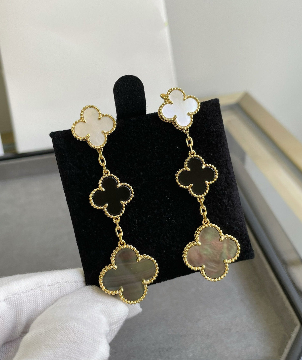 ??MIRA?¡¥CLOVER 3 MOTIF MOP ONYX DARK MOP PINK GOLD EARRINGS