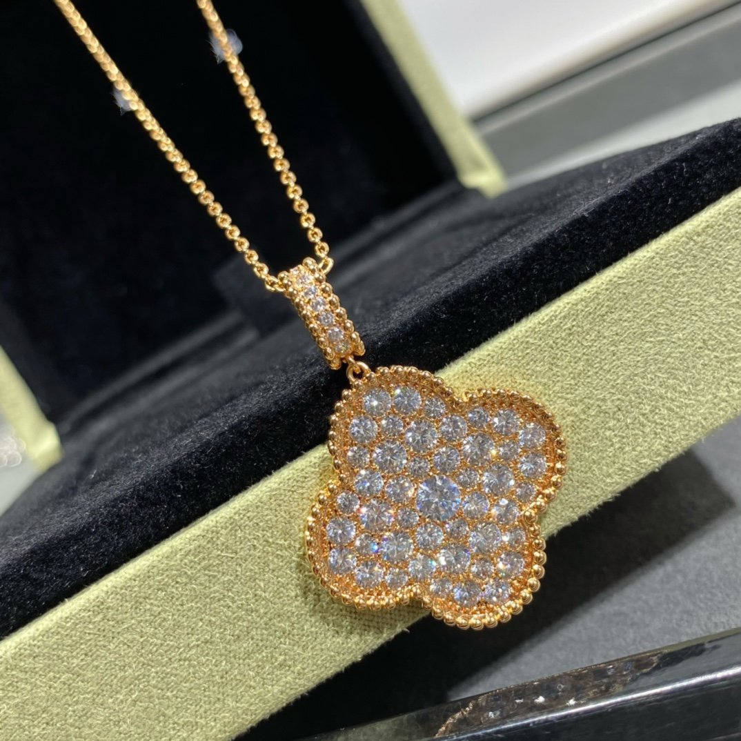 ??MIRA?¡¥CLOVER 25MM LARGE PEDANT DIAMOND PAVED LONG NECKLACE