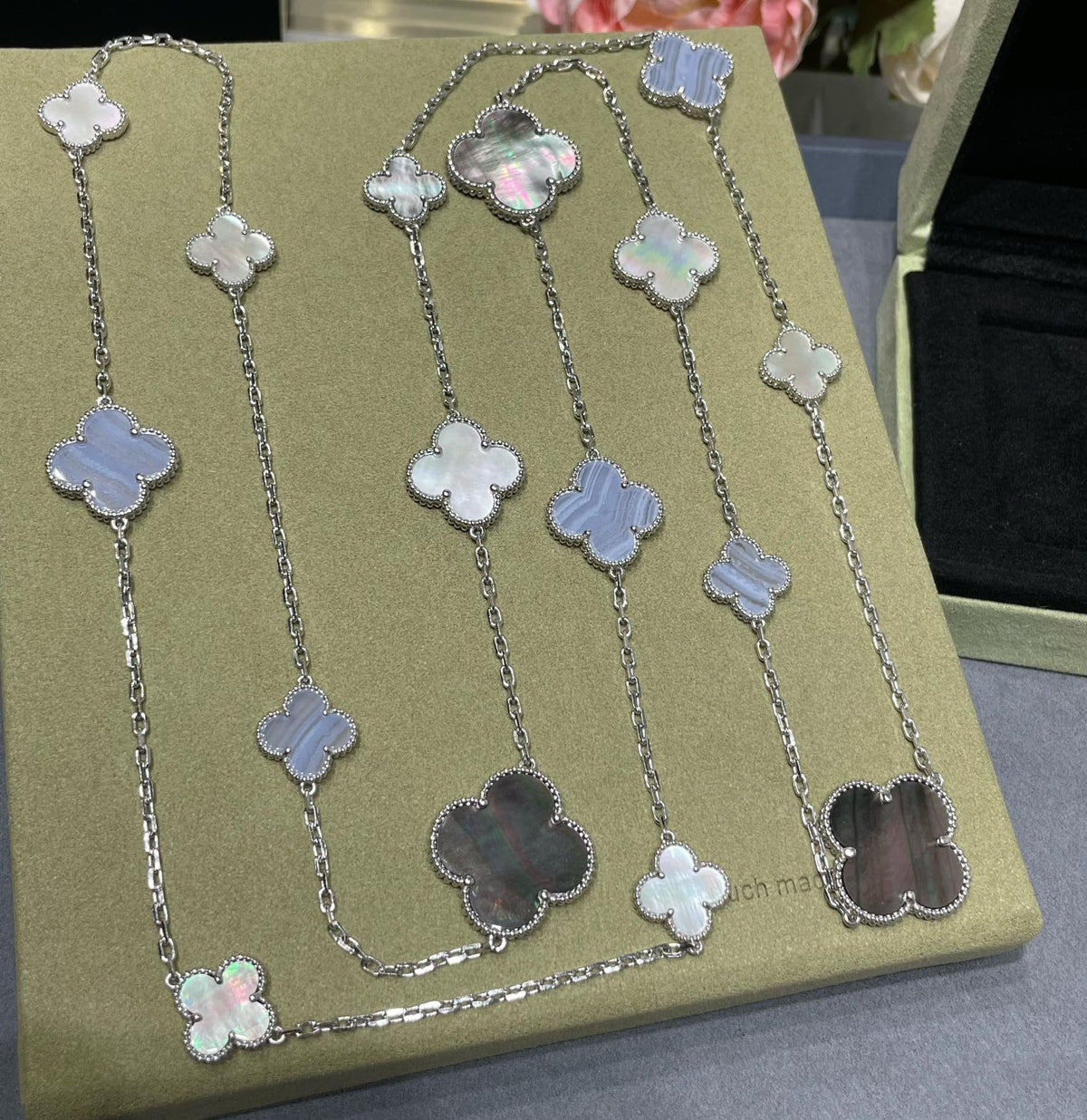??MIRA?¡¥CLOVER 16 MOTIF CHALCEDONY MOP SILVER NECKLACE