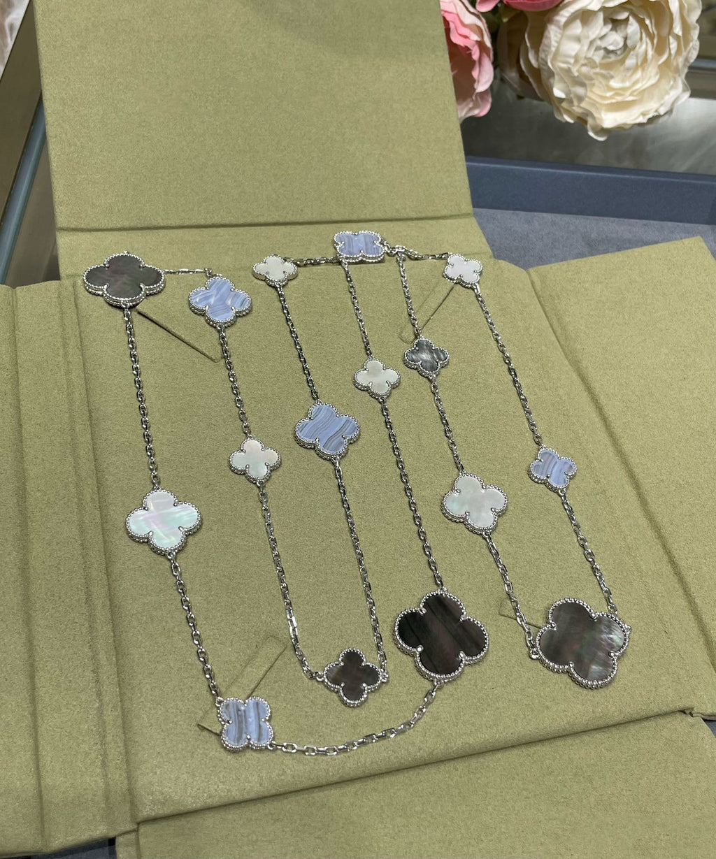 ??MIRA?¡¥CLOVER 16 MOTIF CHALCEDONY MOP SILVER NECKLACE