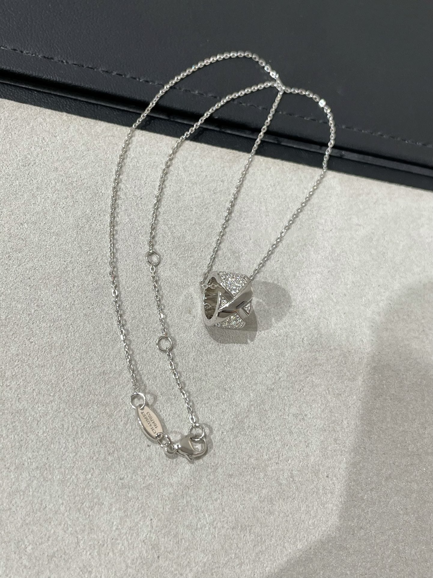 ??MIRA?¡¥LIENS EVIDENCE DIAMOND PAVED NECKLACE