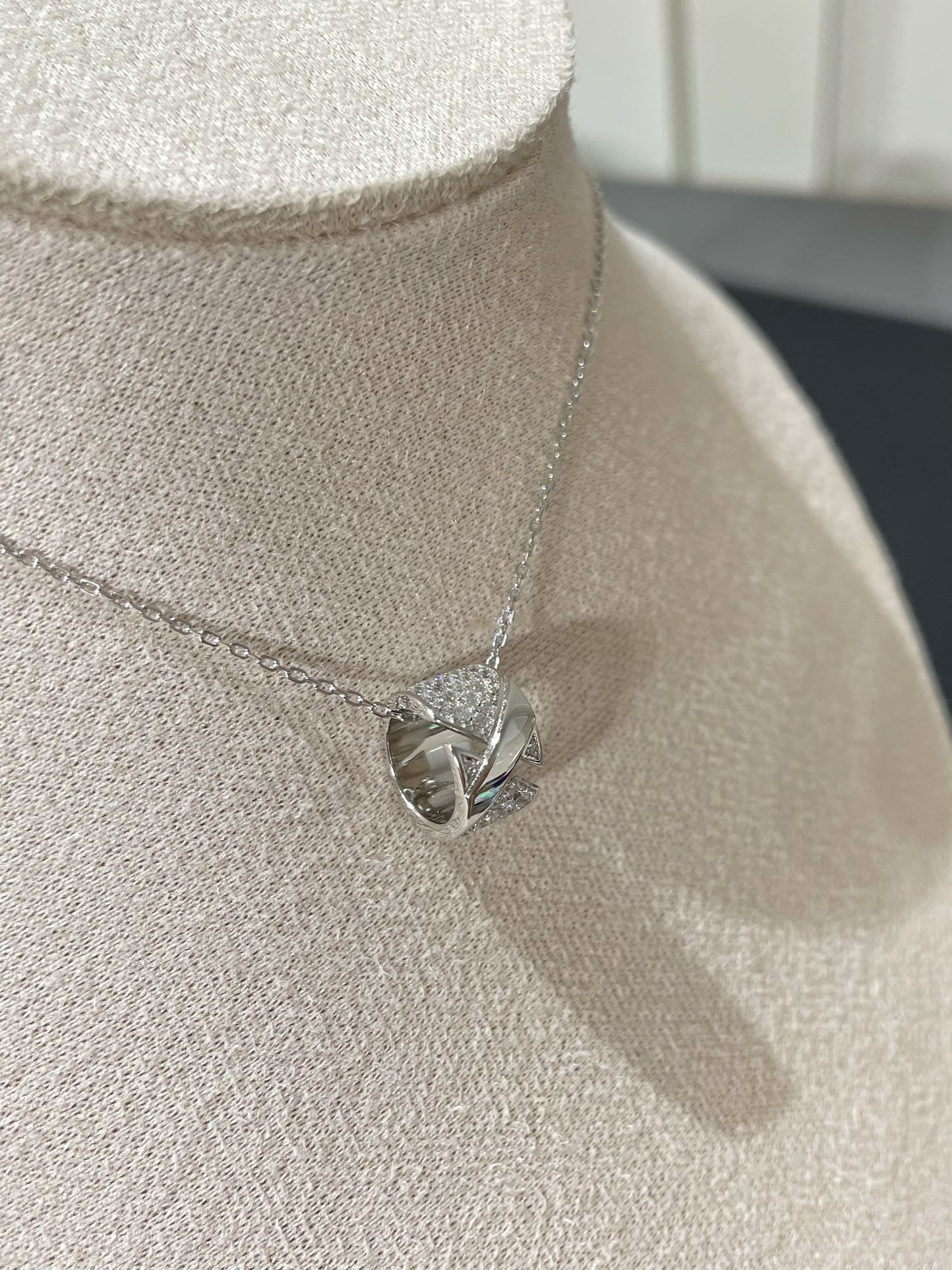 ??MIRA?¡¥LIENS EVIDENCE DIAMOND PAVED NECKLACE