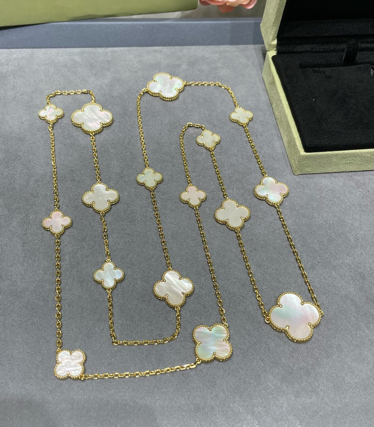 ??MIRA?¡¥CLOVER 16 MOTIF WHITE MOP GOLD NECKLACE