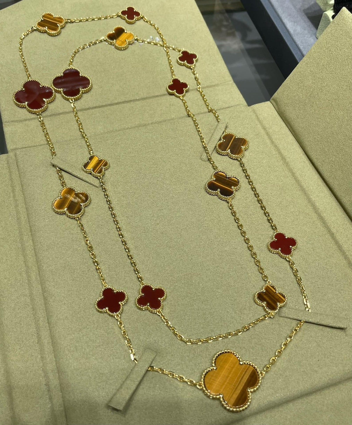 ??MIRA?¡¥CLOVER 16 MOTIF CARNELIAN TIGER EYE ROSE GOLD NECKLACE