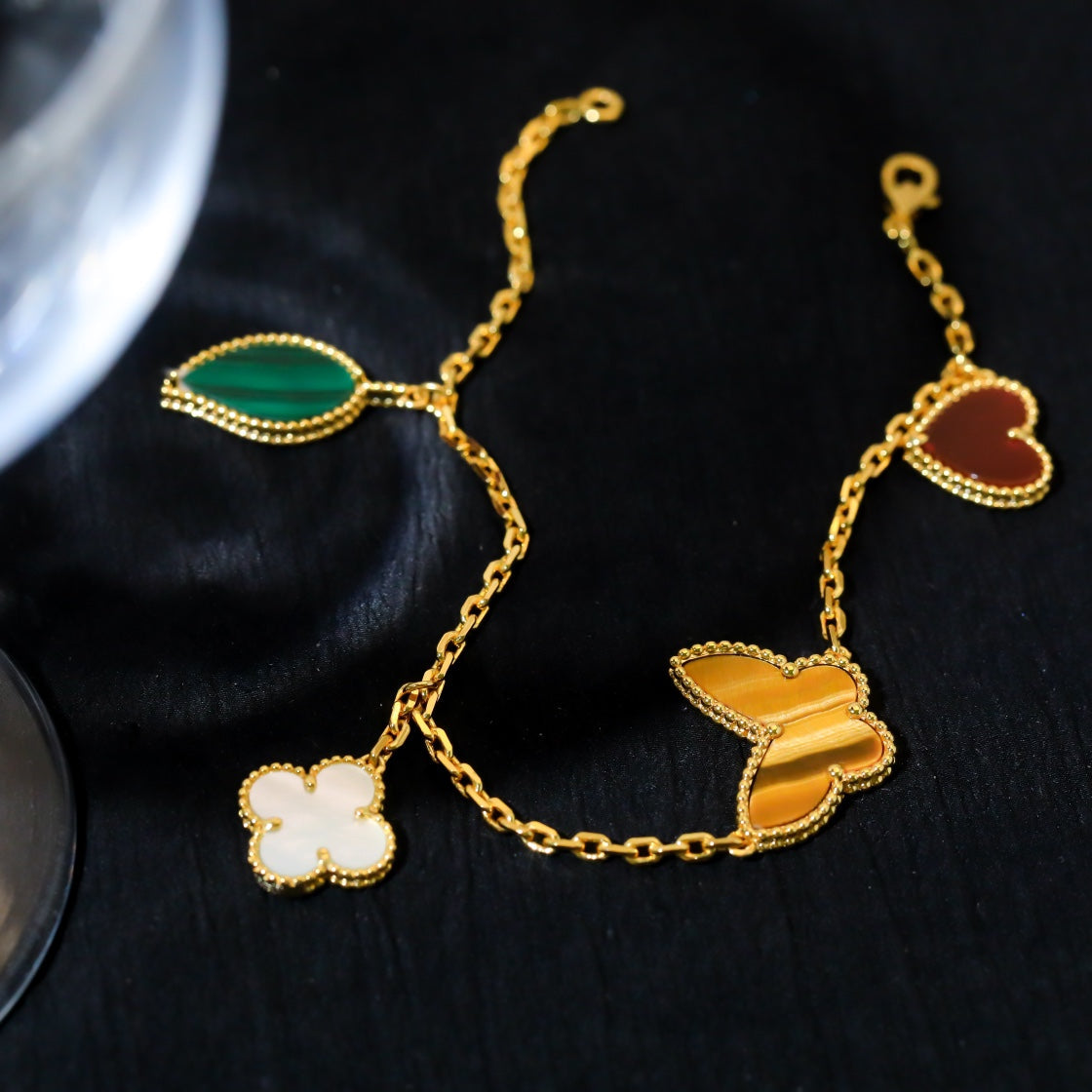 ??MIRA?¡¥LUCKY SPRING 5 MOTIF GOLD BRACELET