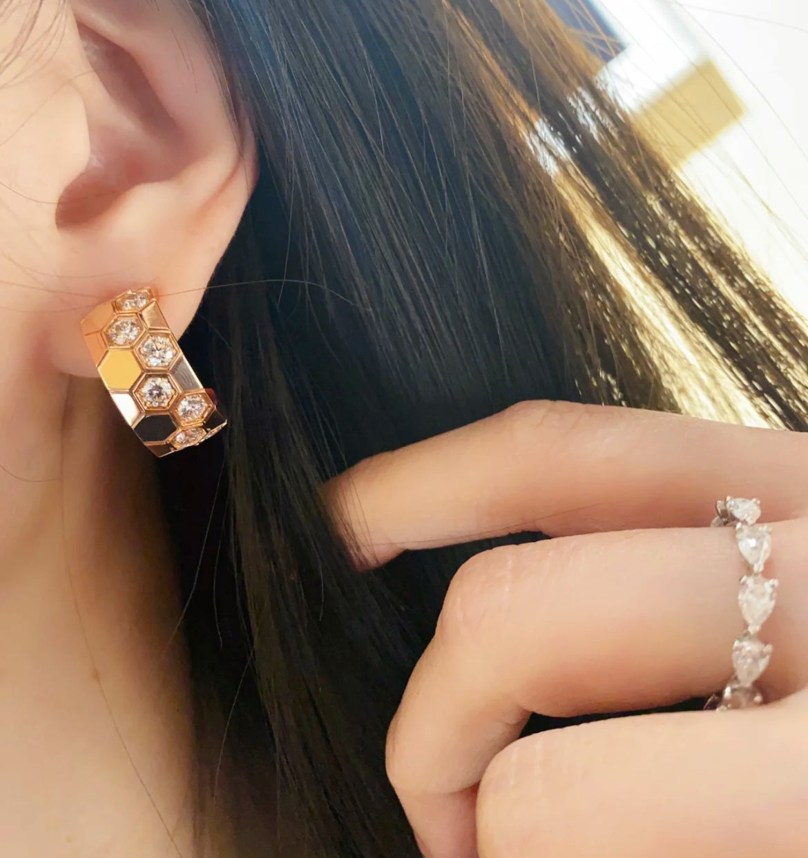 ??MIRA?¡¥BEE LOVE DIAMOND HOOP EARRINGS